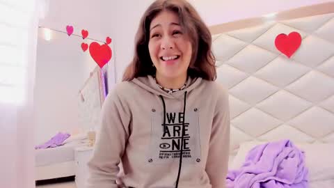 Snapshot of miaqueen021 chatting on 02-14-25, 06:40 Sweetie Mia online show from 02-14-25, 06:40