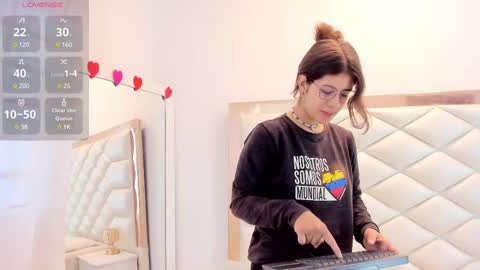 Snapshot of miaqueen021 chatting on 02-19-25, 12:44 Sweetie Mia online show from 02-19-25, 12:44