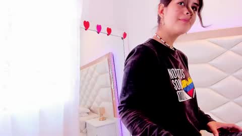 Snapshot of miaqueen021 chatting on 02-19-25, 03:49 Sweetie Mia online show from 02-19-25, 03:49