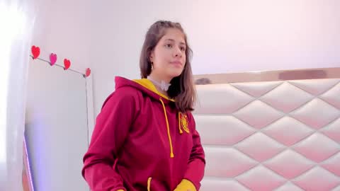 Snapshot of miaqueen021 chatting on 02-24-25, 06:58 Sweetie Mia online show from 02-24-25, 06:58