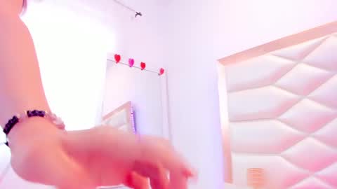 Snapshot of miaqueen021 chatting on 02-25-25, 03:27 Sweetie Mia online show from 02-25-25, 03:27