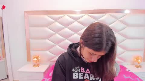 Snapshot of miaqueen021 chatting on 03-11-25, 12:28 Sweetie Mia online show from 03-11-25, 12:28