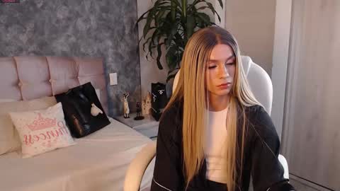 Snapshot of miaromanove_ss chatting on 09-11-25, 06:35 Mia Romanove online show from 09-11-25, 06:35