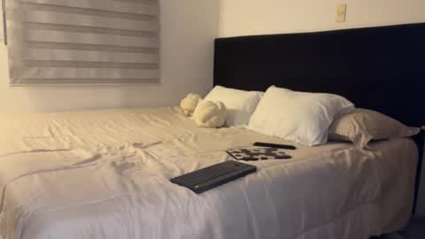 Mia online show from 10-09-25, 12:08