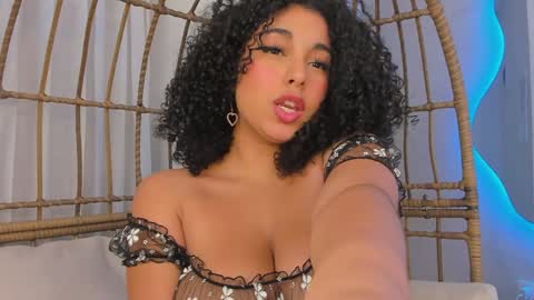 Snapshot of miawoderfull chatting on 02-05-25, 04:06 Mia online show from 02-05-25, 04:06