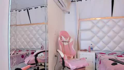 Snapshot of michelleblair1 chatting on 07-22-26, 01:58 michelleblair1 online show from 07-22-26, 01:58