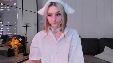 Snapshot of michellecoy chatting on 10-03-25, 09:45 Michelle online show from 10-03-25, 09:45