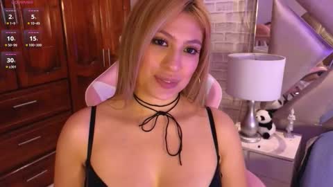 Snapshot of michellefoxx6 chatting on 12-17-25, 04:35 Michelle Foxx online show from 12-17-25, 04:35