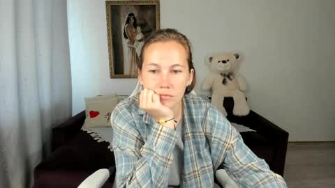 Snapshot of michellewoitsik chatting on 05-19-26, 04:41 Michelle online show from 05-19-26, 04:41
