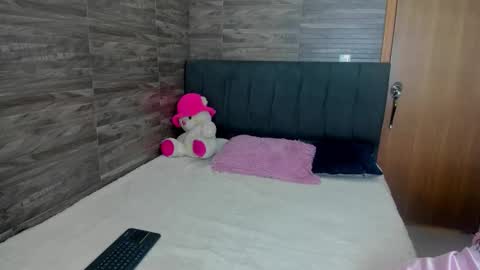 Mia online show from 03-18-26, 03:31