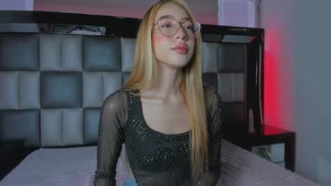 Snapshot of miia_spencer chatting on 05-20-26, 11:38 Mia online show from 05-20-26, 11:38