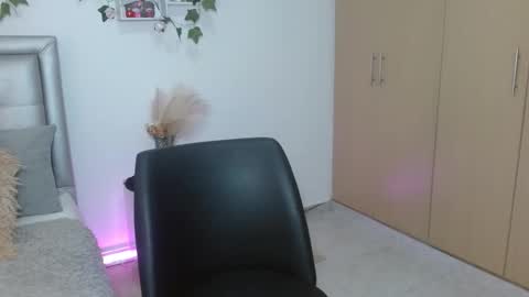 miiaa_k online show from 04-20-26, 10:51