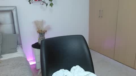 Snapshot of miiaa_k chatting on 05-15-26, 10:33 miiaa_k online show from 05-15-26, 10:33