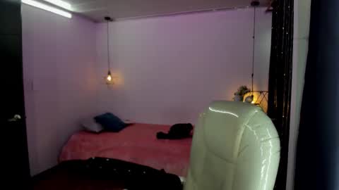 Snapshot of miiss_greyy chatting on 10-14-25, 12:06 miiss_greyy online show from 10-14-25, 12:06