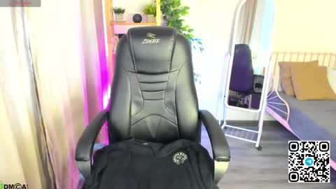 Mika online show from 04-18-26, 08:07