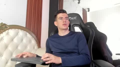 Snapshot of mikaelslow chatting on 05-23-26, 10:47 mikael online show from 05-23-26, 10:47