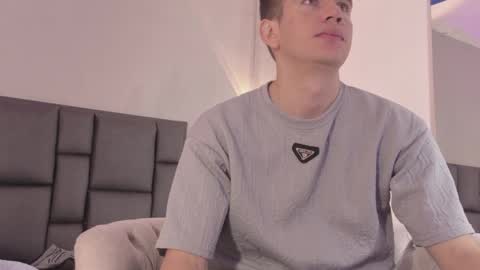 Snapshot of mikaelslow chatting on 06-09-26, 04:13 mikael online show from 06-09-26, 04:13