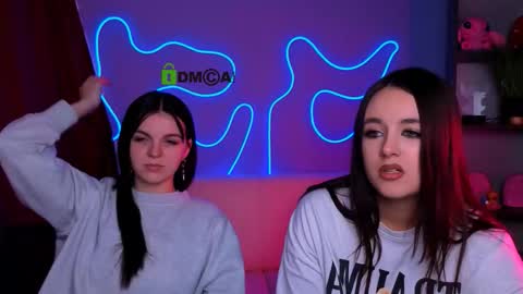 Snapshot of mikameovv chatting on 11-19-25, 11:32 Mika online show from 11-19-25, 11:32