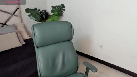 Snapshot of mike_belle chatting on 10-26-25, 10:25 Mike Belle online show from 10-26-25, 10:25