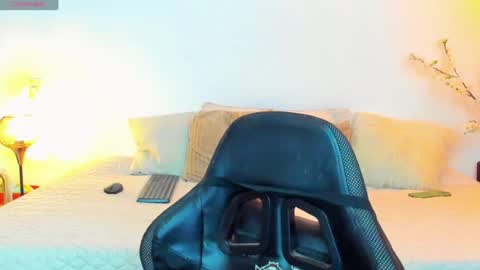 Snapshot of mike_blossom chatting on 07-06-26, 03:03 Henry Price online show from 07-06-26, 03:03