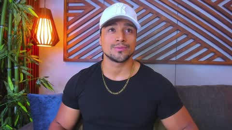 Snapshot of mike_estevess chatting on 01-24-25, 03:32 online show from 01-24-25, 03:32