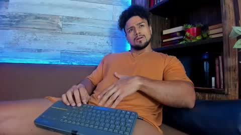 Snapshot of mike_estevess chatting on 03-07-25, 09:51 online show from 03-07-25, 09:51