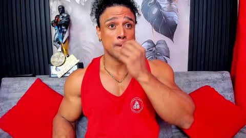 Snapshot of mike_estevess chatting on 10-06-25, 12:08 online show from 10-06-25, 12:08