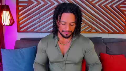 Snapshot of mike_estevess chatting on 06-28-26, 06:30 online show from 06-28-26, 06:30