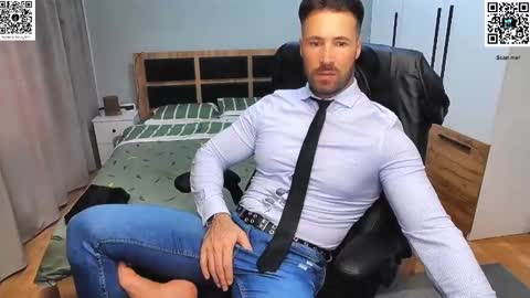 Snapshot of mikestrip chatting on 01-30-25, 01:31 Mike online show from 01-30-25, 01:31