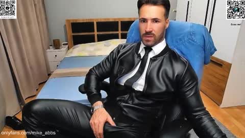 Snapshot of mikestrip chatting on 09-30-25, 06:35 Mike online show from 09-30-25, 06:35