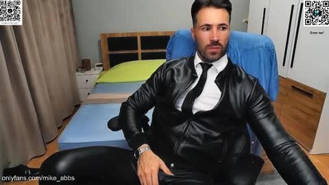 Snapshot of mikestrip chatting on 10-01-25, 06:36 Mike online show from 10-01-25, 06:36