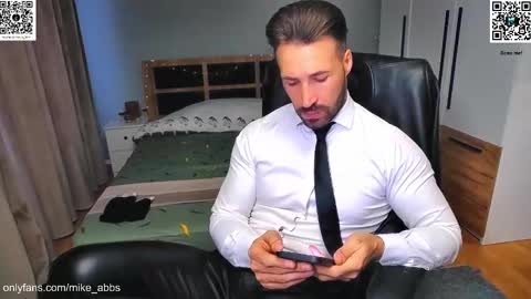 Snapshot of mikestrip chatting on 10-20-25, 01:33 Mike online show from 10-20-25, 01:33