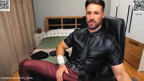 Snapshot of mikestrip chatting on 10-27-25, 12:31 Mike online show from 10-27-25, 12:31