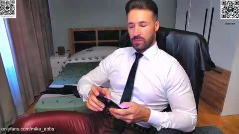 Snapshot of mikestrip chatting on 10-28-25, 01:03 Mike online show from 10-28-25, 01:03