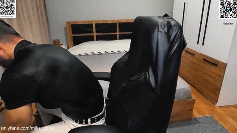 Snapshot of mikestrip chatting on 11-07-25, 02:28 Mike online show from 11-07-25, 02:28