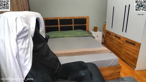 Snapshot of mikestrip chatting on 11-27-25, 01:35 Mike online show from 11-27-25, 01:35