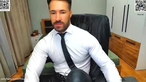 Snapshot of mikestrip chatting on 12-02-25, 04:02 Mike online show from 12-02-25, 04:02