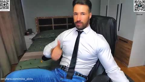 Snapshot of mikestrip chatting on 12-03-25, 01:31 Mike online show from 12-03-25, 01:31