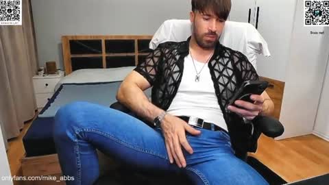 Snapshot of mikestrip chatting on 06-11-26, 08:29 Mike online show from 06-11-26, 08:29