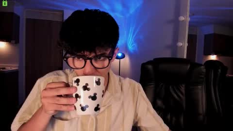 Snapshot of mikeyvioleta chatting on 02-15-26, 08:57 VIOLETAMIKE online show from 02-15-26, 08:57