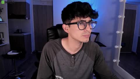 Snapshot of mikeyvioleta chatting on 02-17-26, 08:22 VIOLETAMIKE online show from 02-17-26, 08:22