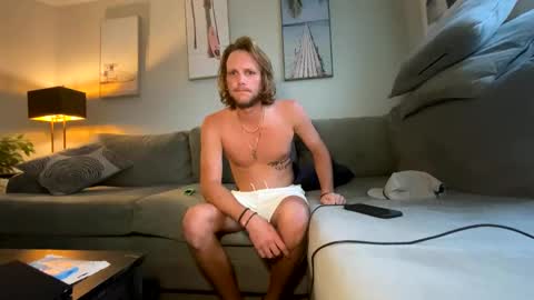 Snapshot of mikeywhite123 chatting on 09-28-25, 10:48 mikeywhite123 online show from 09-28-25, 10:48