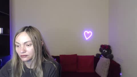 Snapshot of mikkey_mouse8 chatting on 05-01-26, 05:34 Adalina online show from 05-01-26, 05:34