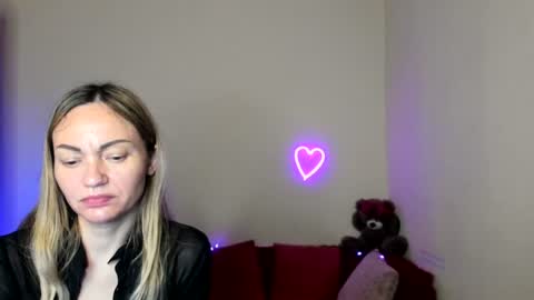 Snapshot of mikkey_mouse8 chatting on 06-12-26, 07:18 Adalina online show from 06-12-26, 07:18