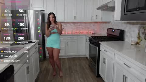 Snapshot of mikmagik chatting on 12-30-24, 10:01 Mikaylah online show from 12-30-24, 10:01