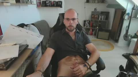 Snapshot of mikmik91 chatting on 06-17-26, 03:35 mikmik91 online show from 06-17-26, 03:35