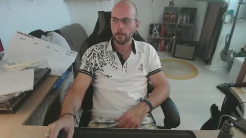 Snapshot of mikmik91 chatting on 06-18-26, 12:53 mikmik91 online show from 06-18-26, 12:53