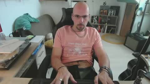 Snapshot of mikmik91 chatting on 07-15-26, 02:00 mikmik91 online show from 07-15-26, 02:00