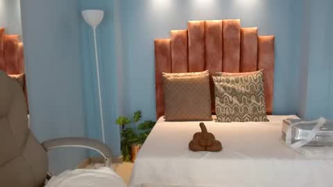 milaa_star online show from 04-18-26, 03:54