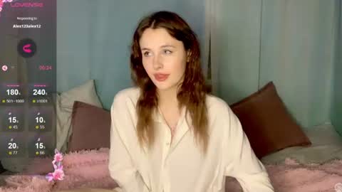 Snapshot of milaelin chatting on 06-25-26, 11:31 Mila online show from 06-25-26, 11:31